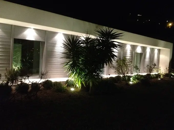 Éclairage extérieur ambiance pour une villa avec jardin et piscine à Villefranche-sur-Mer