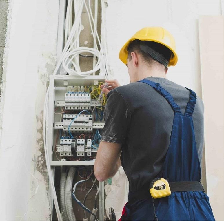 Électricien professionnel intervenant dans le centre-ville de Nice