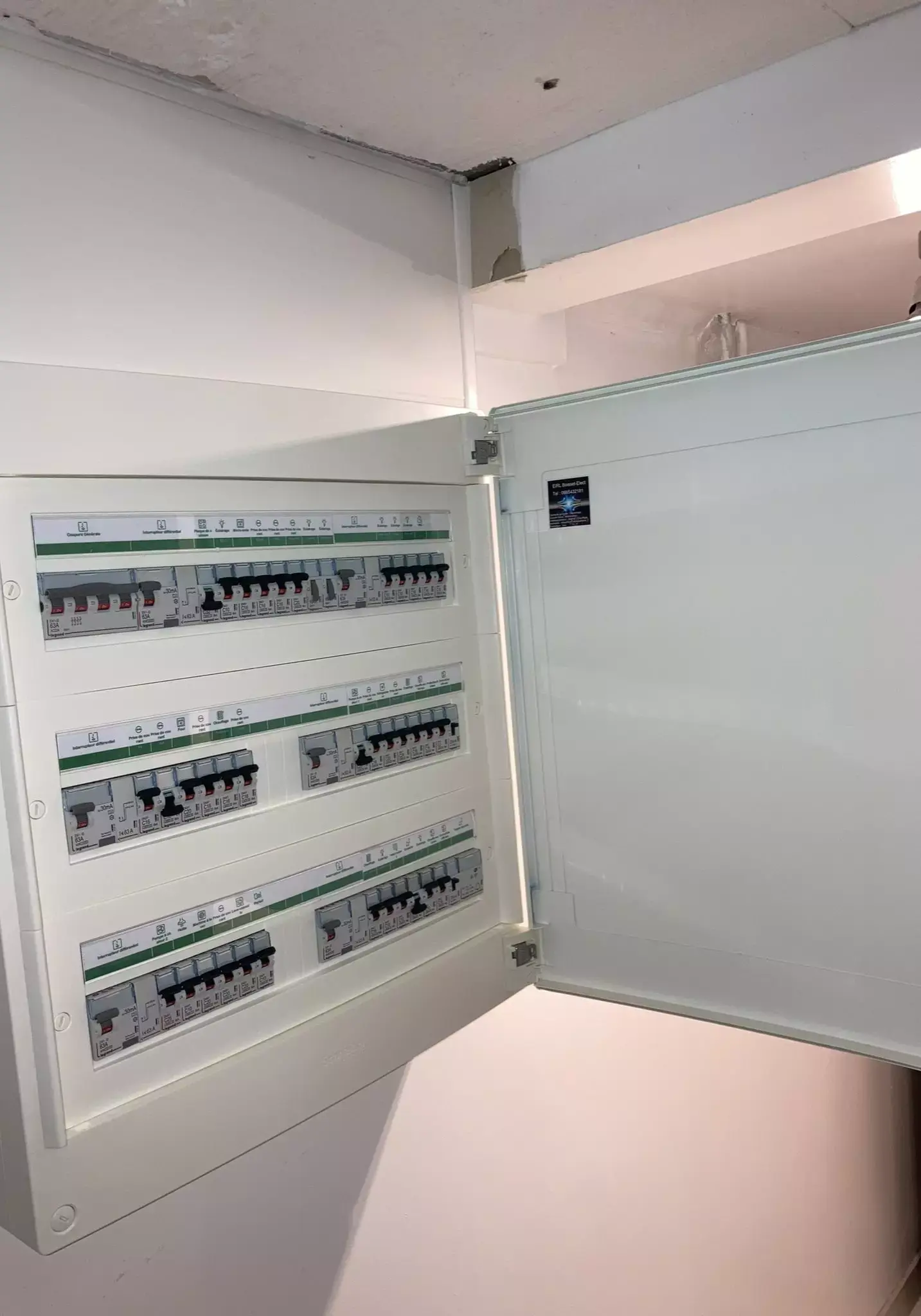 Électricien réalisant une mise aux normes électrique à Nice