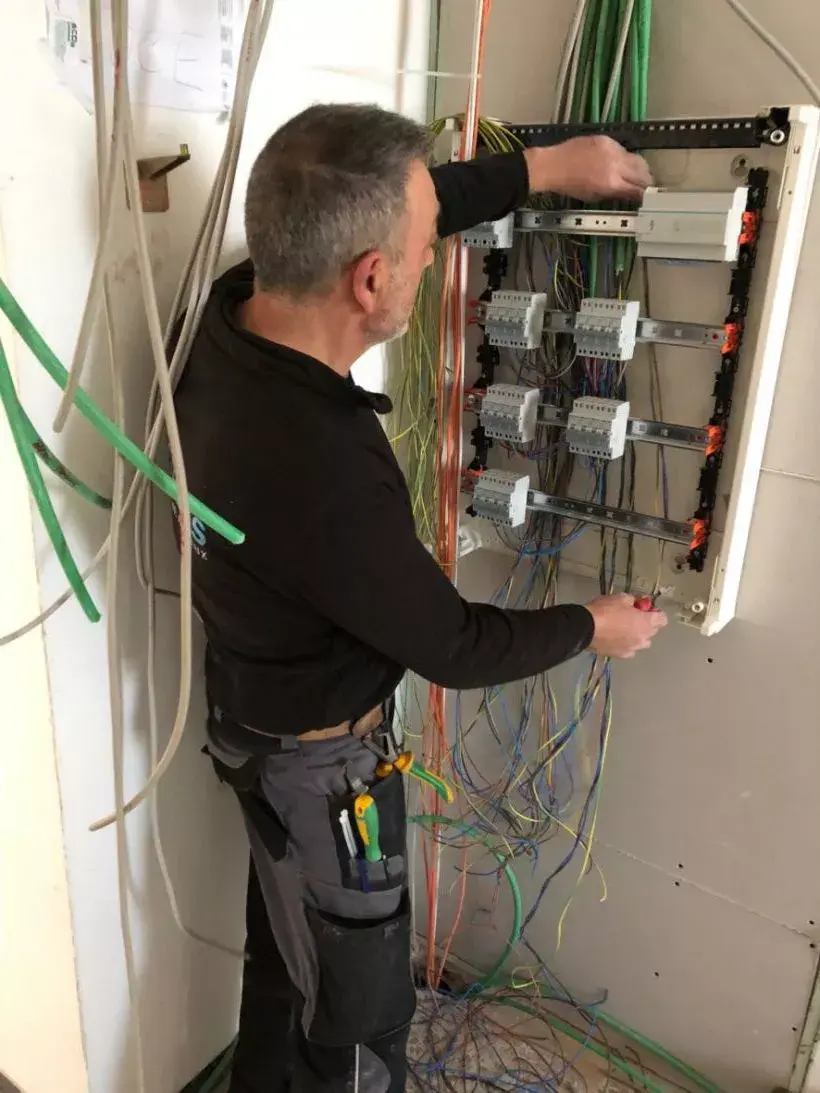 Électricien professionnel intervenant à Saint-Laurent-du-Var